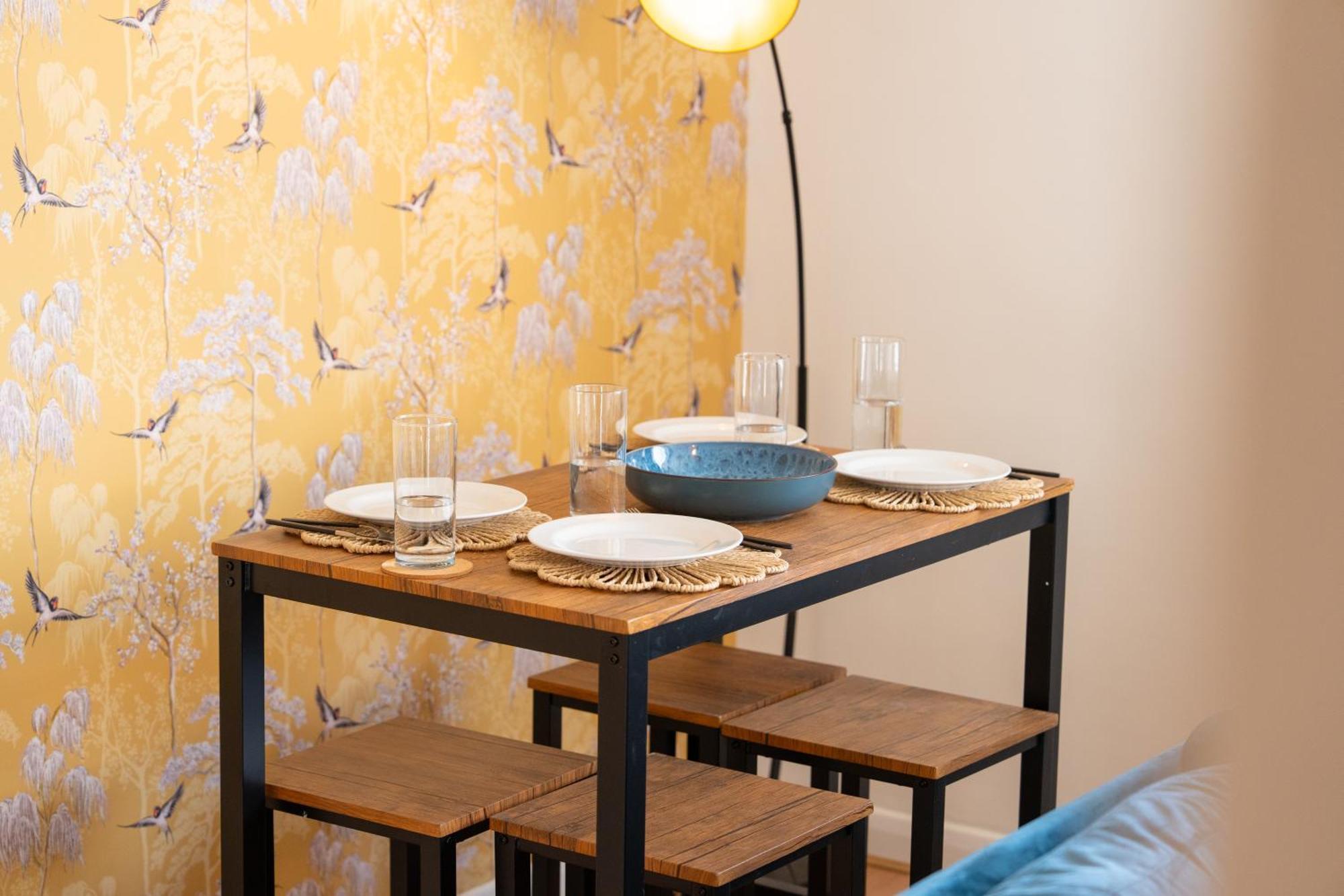 Stylish 4 Bedroom Spacious Retreat With Parking - Sleeps 10 - Families & Contractors كانتربيري المظهر الخارجي الصورة