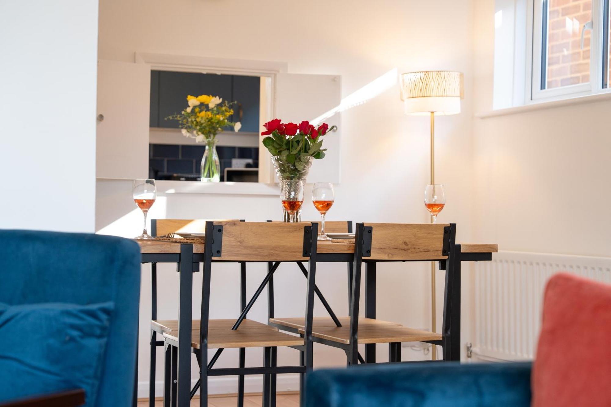 Stylish 4 Bedroom Spacious Retreat With Parking - Sleeps 10 - Families & Contractors كانتربيري المظهر الخارجي الصورة