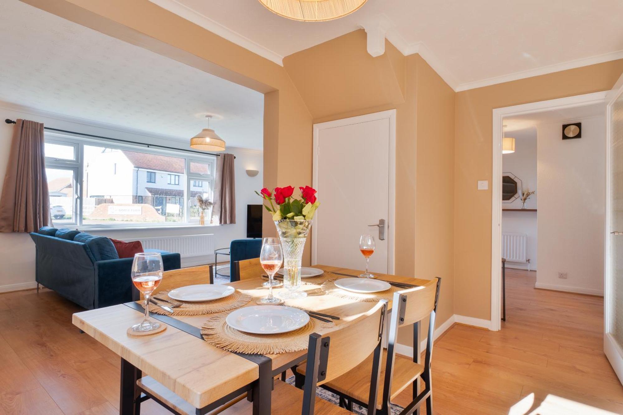 Stylish 4 Bedroom Spacious Retreat With Parking - Sleeps 10 - Families & Contractors كانتربيري المظهر الخارجي الصورة