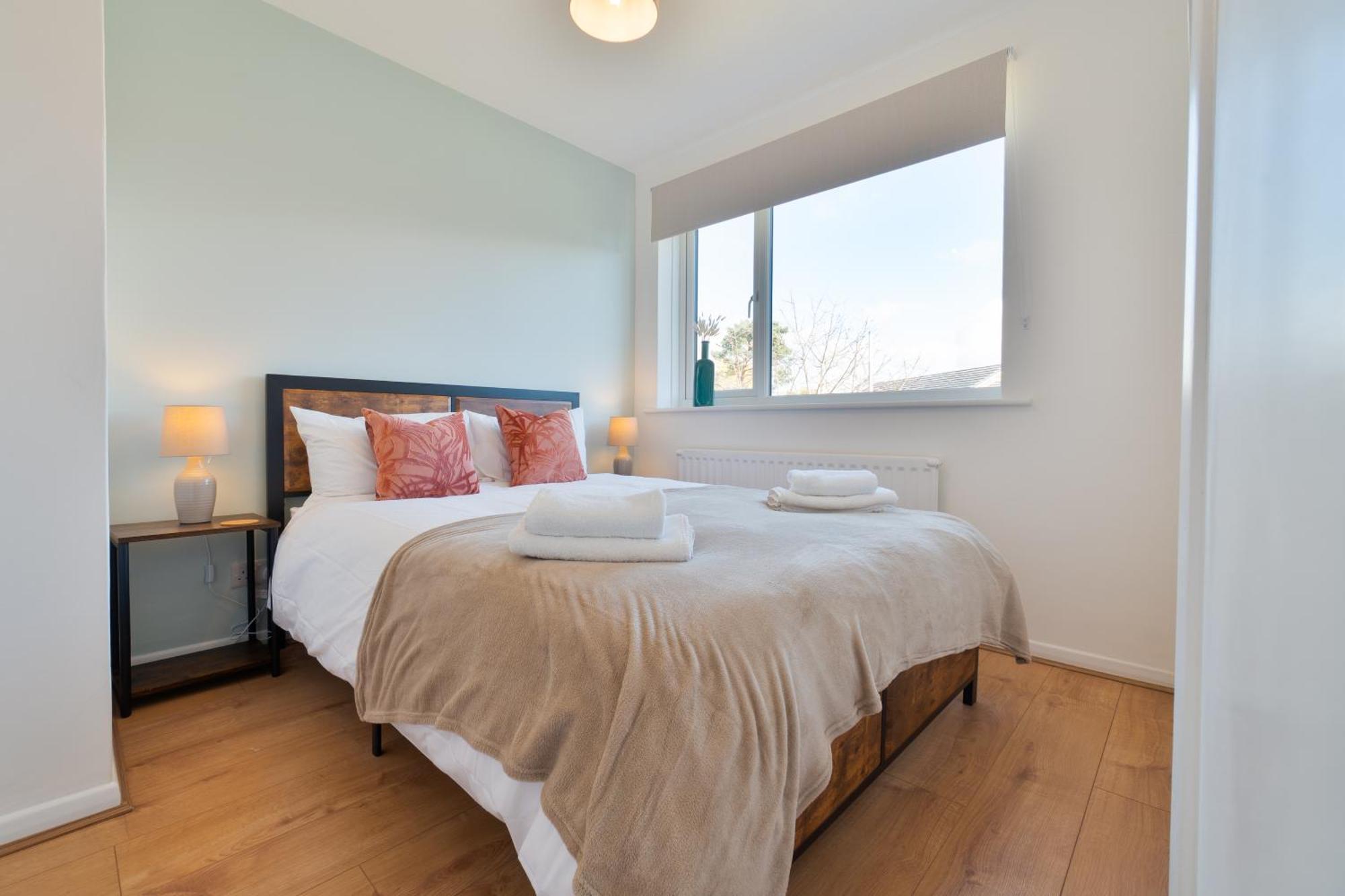 Stylish 4 Bedroom Spacious Retreat With Parking - Sleeps 10 - Families & Contractors كانتربيري المظهر الخارجي الصورة