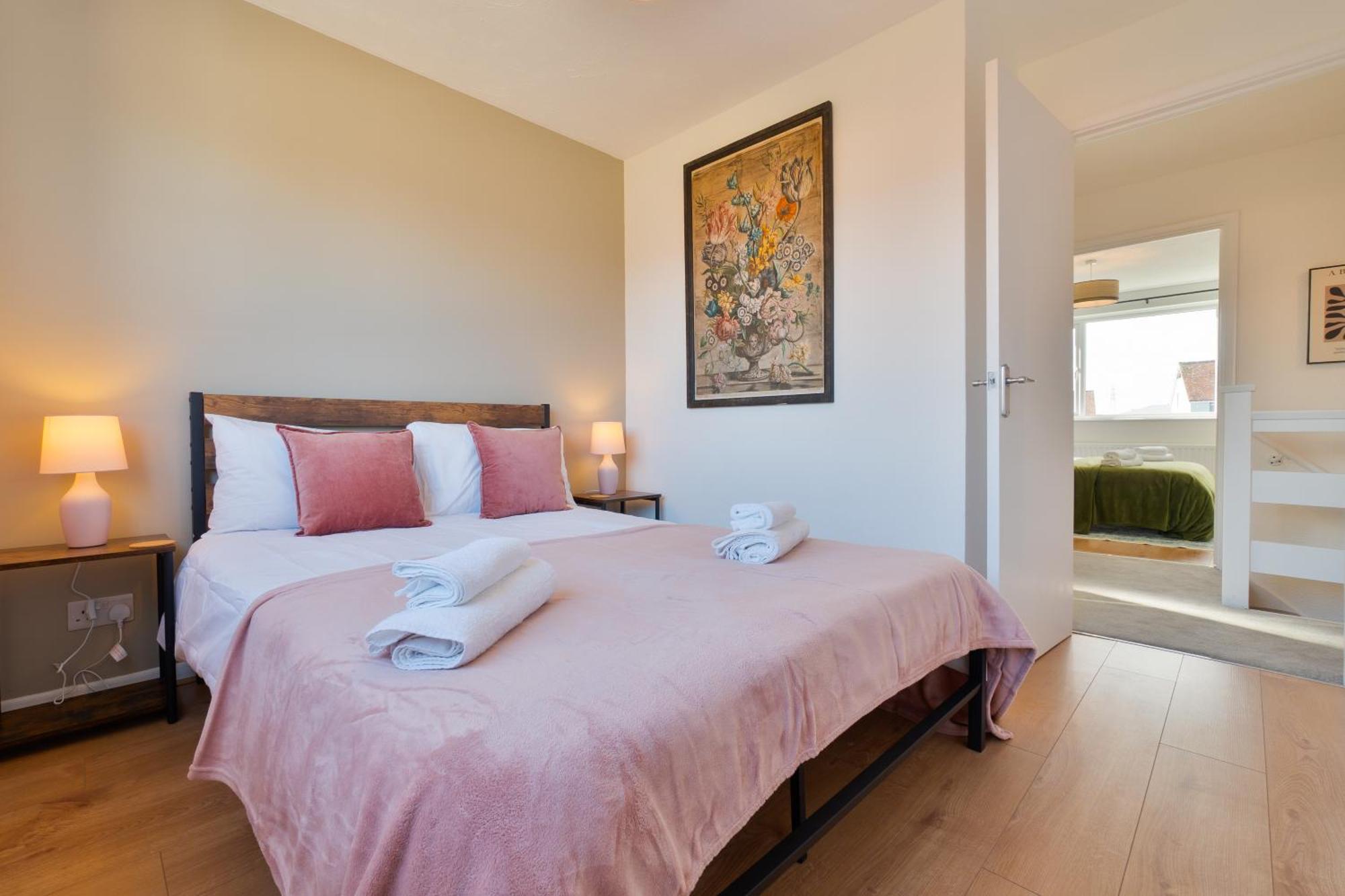 Stylish 4 Bedroom Spacious Retreat With Parking - Sleeps 10 - Families & Contractors كانتربيري المظهر الخارجي الصورة